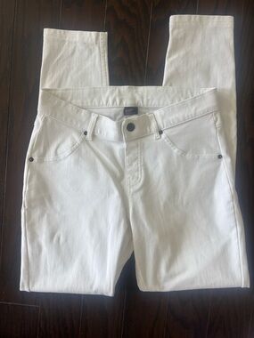 HUE White Denim Jeans with Black Accent Buttons